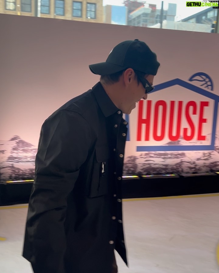Enrique Gil Instagram - Day 2 was a blast thanks @nba #NBAAllStar #NBAHouse #nbacrossover #nbaallstarweekend