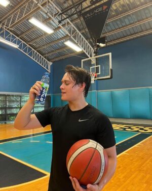 Enrique Gil Instagram - Basketball sunday! 🏀⛹️‍♂️ What makes today extra refreshing after our game is my B’lue Vitaboost with Vit. B and C. Much needed boost to my immunity especially this rainy season. 

Perfect time to get your B’lue faves at 50% off tomorrow! Available in selected convenience stores nationwide! 💙 @livetofeel_blue