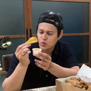 Enrique Gil Instagram - Spicy season is here guys!! 🌶 🌶🌶 It’s time to spice things up with the all new Spicy Hawaiian Overload and the Spicy All-in Overload of Greenwich. Of course, the Chicken & Waves with Creamy Chilip Dip! Is muy caliente!! Order na this weekend! For the fam or the barkada! 🔥🔥🔥

Visit greenwichdelivery.com, Greenwich Barkada Messenger, or your fave food apps. Also available for dine-in and takeout in @greenwichpizza stores nationwide.