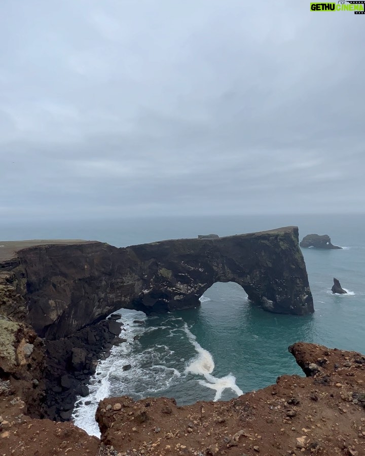 Enrique Gil Instagram - 馃枻 Dyrh贸laey Sea Arch