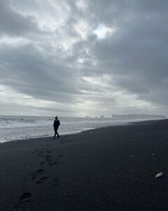 Enrique Gil Instagram - 🖤 Dyrhólaey Sea Arch