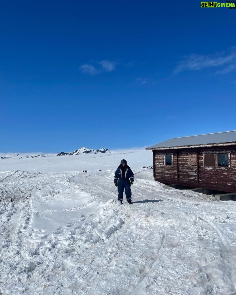 Enrique Gil Instagram - Welcome to Base camp 🥶 Langjokull Glacier, Iceland