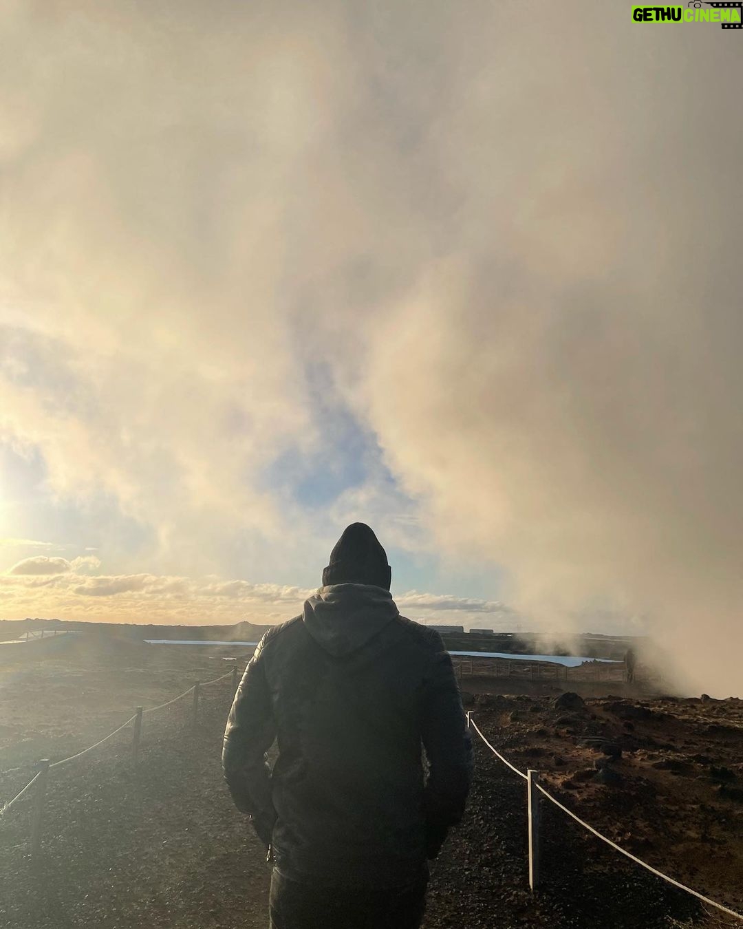 Enrique Gil Instagram - Im surfin on mars 🇮🇸 Iceland
