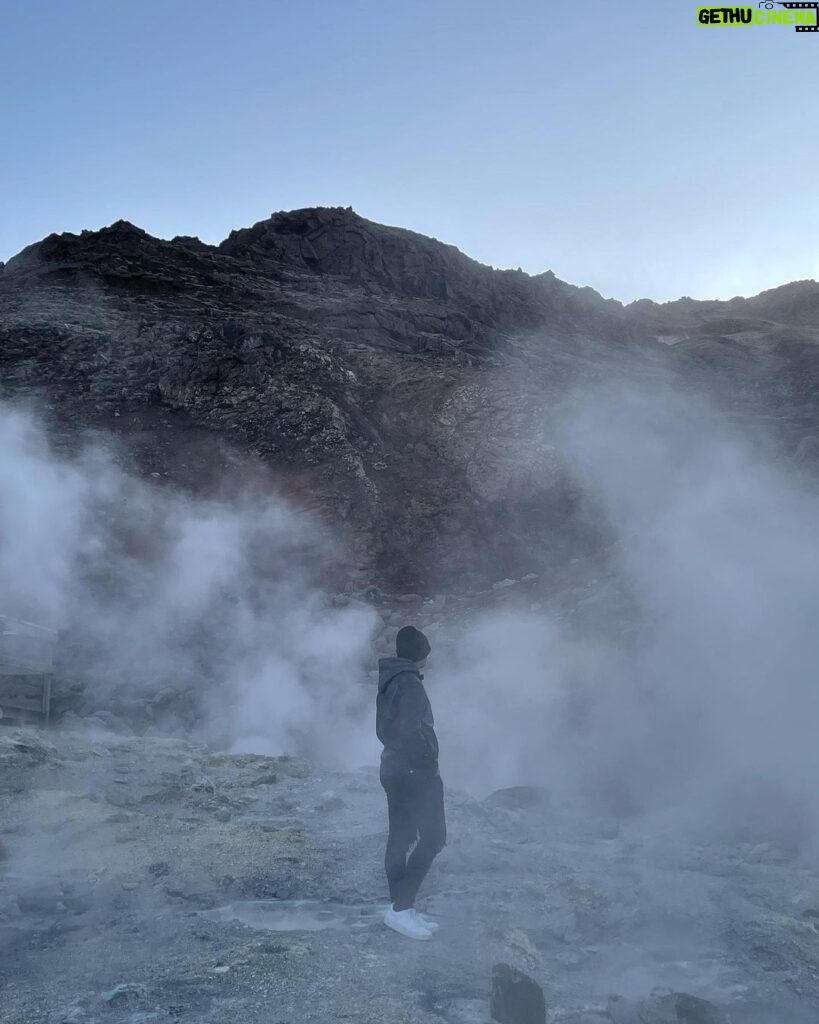 Enrique Gil Instagram - Im surfin on mars 🇮🇸 Iceland