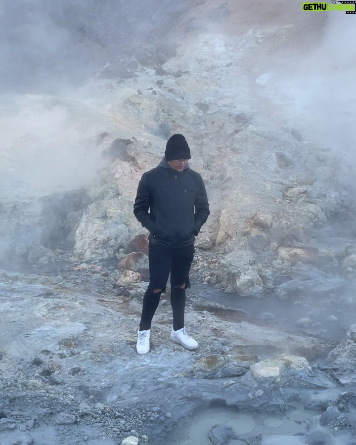 Enrique Gil Instagram - Im surfin on mars 🇮🇸 Iceland