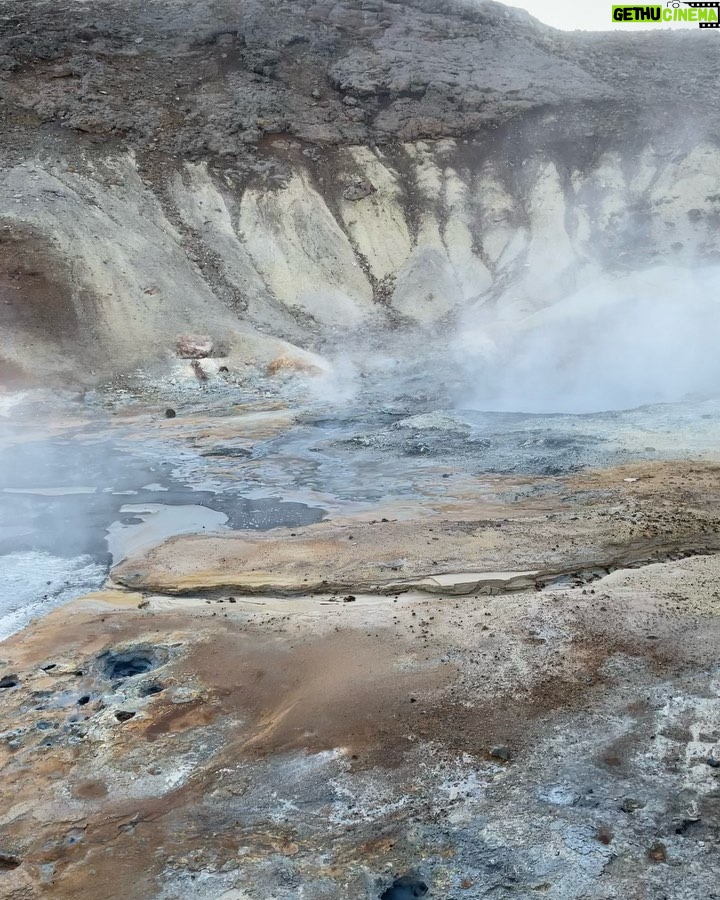 Enrique Gil Instagram - Im surfin on mars 🇮🇸 Iceland