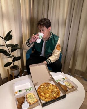 Enrique Gil Instagram - Feeling cheesy this February? Grab the Greenwich Valentines bundle for your special someone 😉❤️ promo starts from feb 10-14 2022 stay cheesy everbody!