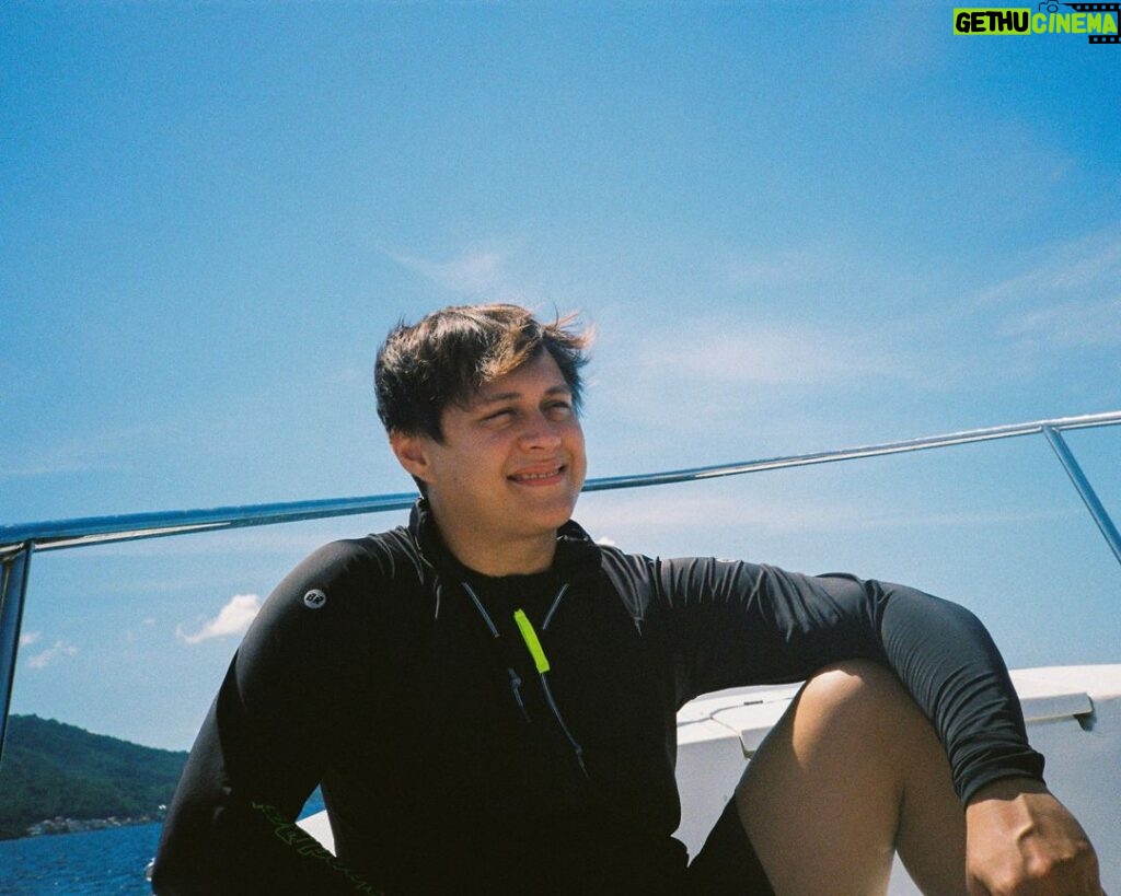 Enrique Gil Instagram - The Gil Side is back with another adventure in Anilao, Batangas! See you guys tomorrow at 7pm. 🤙🏼 Thanks to @livetofeel_blue for giving us an extra refreshing boost of vitamins and energy to be able to do all the activities we did at the beach. You’re the best!