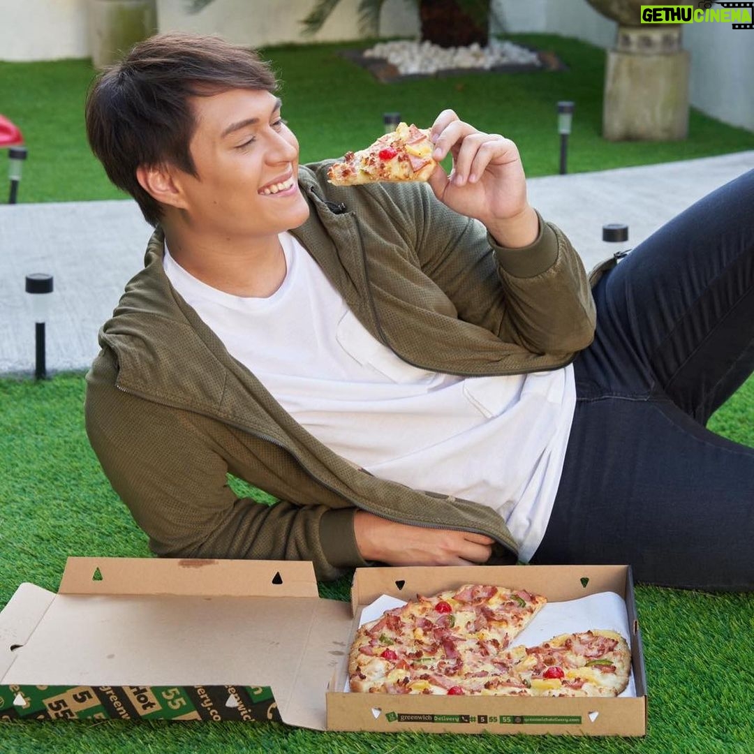 Enrique Gil Instagram - It’s time to Make Christmas Merrier with @greenwichpizza’s newest Christmas Ham Overload Pizza! A mix of savory Christmas ham 🍖, sweet pineapples 🍍, and maraschino cherries 🍒 to enjoy this season! 🤤 🍕 Pwedeliver na through greenwichdelivery.com, Greenwich Barkada Messenger, 📱Call 📞 #5-55-55 or visit any of Greenwich stores. Delivery charge will apply. Also available for take-out or pick up. Order na! 🍕🙌🏻