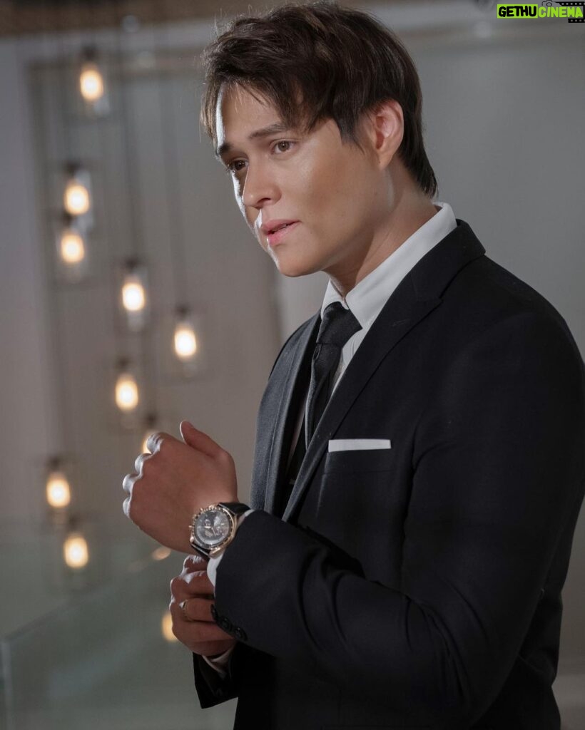 Enrique Gil Instagram - My @omega Speedmaster Moonwatch ties the whole look together 🥂🌘 #omegaspeedmaster #moonwatch