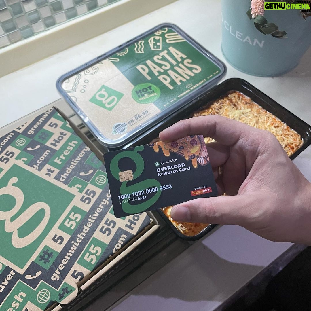 Enrique Gil Instagram - Who’s hungry?? It’s merienda time!! 🤣“Exclusive offer alert, mga kabarkada! Do you have your #OverloadRewardsCard from @greenwichpizza yet? I got my favorite 9-inch Hawaiian Overload, a regular pan of Meaty Spaghetti and 1.5L of softdrinks for only P539! Nagpa-deliver tuloy ako ng 2 bundles na perfect merienda this weekend! Valid for take-out also. With your use of Overload Rewards Card in your purchases, you also earn points that you may use to redeem free food later on and may month-long of FREE birthday treats just for you!”