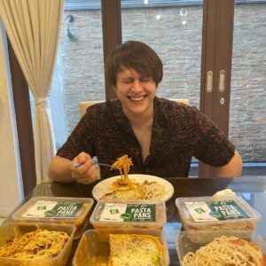 Enrique Gil Instagram - My pasta mukbang dream just came true!! And the best part it’s all for me!!🤣 haha pero pwede rin for sharing!!

Treat your fam or treat yourself and those mukbang desires! 😉💚 Dahil siguradong satisfied ang cravings at budget mo with our new Take Home Shareable Pasta!😉 Are you team Lasagna Supreme, Meaty Spaghetti or Creamy Bacon Carbonara? 

Pwedeliver na sa greenwichdelivery.com, Greenwich Barkada Messenger 📱, Call 📞#5-55-55 . Also available for take-out or pick up.👌🏻