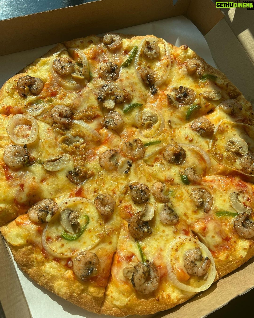 Enrique Gil Instagram - I’ve discovered the sarap of @greenwichpizza’s newest seafood treats! The Cajun Shrimp Overload is shrimply irresistible with its cheesy and savory pizza goodness, while the Creamy Shrimp Spaghetti’s mouthwatering aligue sauce with shrimps and mushrooms is also big hit! 🤤🦐 Order now via greenwichdelivery.com, Greenwich Barkada Messenger, or call #5-55-55. Also available for dine in and take-out in stores nationwide. Ang sea-yaaa! 🌊 #SavorySeafoodDiscoveries