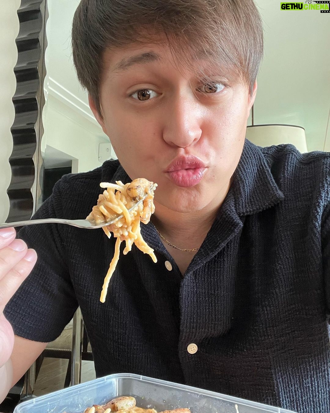 Enrique Gil Instagram - I’ve discovered the sarap of @greenwichpizza’s newest seafood treats! The Cajun Shrimp Overload is shrimply irresistible with its cheesy and savory pizza goodness, while the Creamy Shrimp Spaghetti’s mouthwatering aligue sauce with shrimps and mushrooms is also big hit! 🤤🦐 Order now via greenwichdelivery.com, Greenwich Barkada Messenger, or call #5-55-55. Also available for dine in and take-out in stores nationwide. Ang sea-yaaa! 🌊 #SavorySeafoodDiscoveries