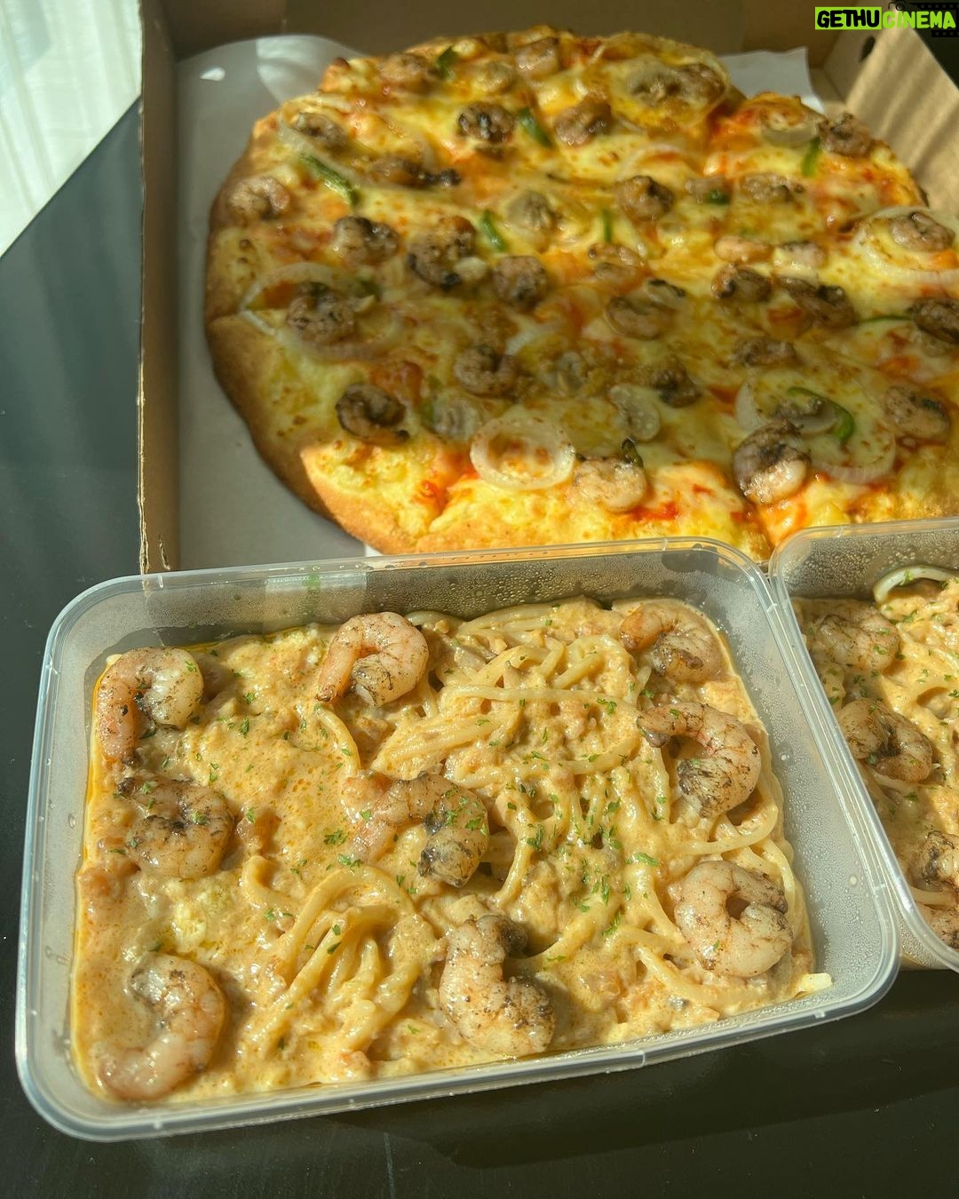 Enrique Gil Instagram - I’ve discovered the sarap of @greenwichpizza’s newest seafood treats! The Cajun Shrimp Overload is shrimply irresistible with its cheesy and savory pizza goodness, while the Creamy Shrimp Spaghetti’s mouthwatering aligue sauce with shrimps and mushrooms is also big hit! 🤤🦐 Order now via greenwichdelivery.com, Greenwich Barkada Messenger, or call #5-55-55. Also available for dine in and take-out in stores nationwide. Ang sea-yaaa! 🌊 #SavorySeafoodDiscoveries