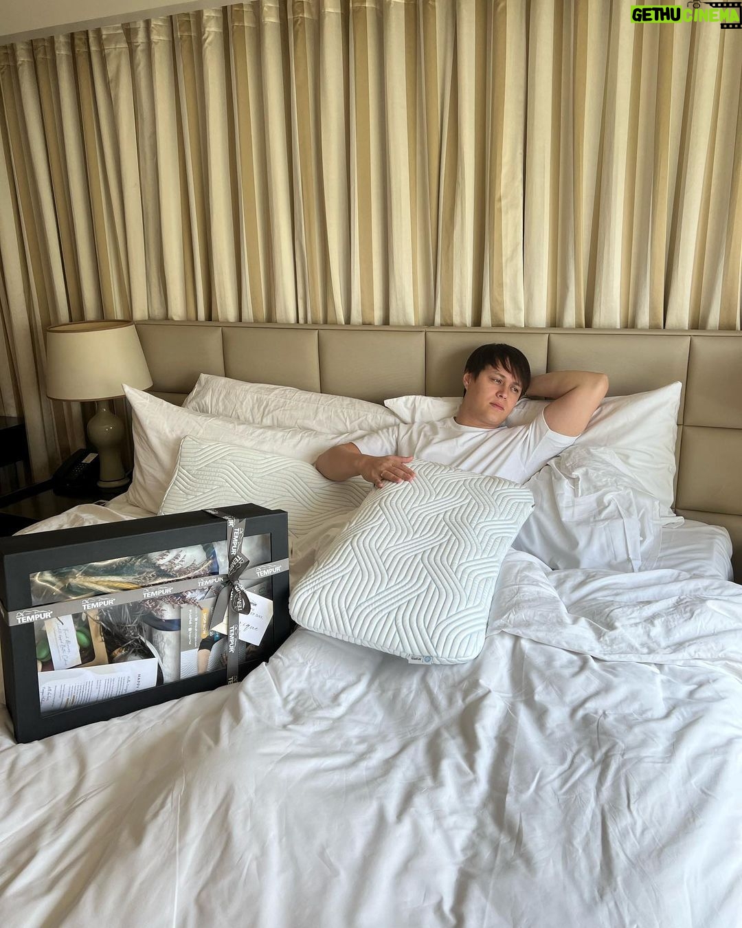 Enrique Gil Instagram - Happy world sleep day everyone ! 💤💤 thank you!! @tempurph my partner in bed😴