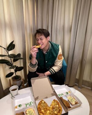 Enrique Gil Instagram - Feeling cheesy this February? Grab the Greenwich Valentines bundle for your special someone 😉❤️ promo starts from feb 10-14 2022 stay cheesy everbody!
