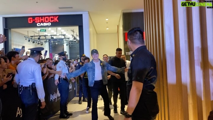 Enrique Gil Instagram - Maraming salamat sa pasabog #BigBirdEnergy ngayong BIG Weekend sa Ayala Malls Cloverleaf with BIG Bird Enrique Gil, Drei Sugay, Angela Ken, and Gello Marquez! 💥🐔 #IAmNotBigBird NOW SHOWING Exclusively in cinemas nationwide!⚠️ UNCUT & R-16 🍌👀