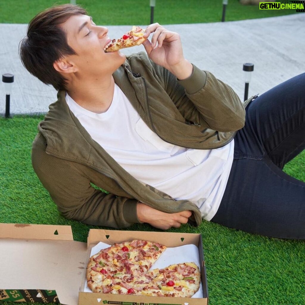 Enrique Gil Instagram - It’s time to Make Christmas Merrier with @greenwichpizza’s newest Christmas Ham Overload Pizza! A mix of savory Christmas ham 🍖, sweet pineapples 🍍, and maraschino cherries 🍒 to enjoy this season! 🤤 🍕 Pwedeliver na through greenwichdelivery.com, Greenwich Barkada Messenger, 📱Call 📞 #5-55-55 or visit any of Greenwich stores. Delivery charge will apply. Also available for take-out or pick up. Order na! 🍕🙌🏻