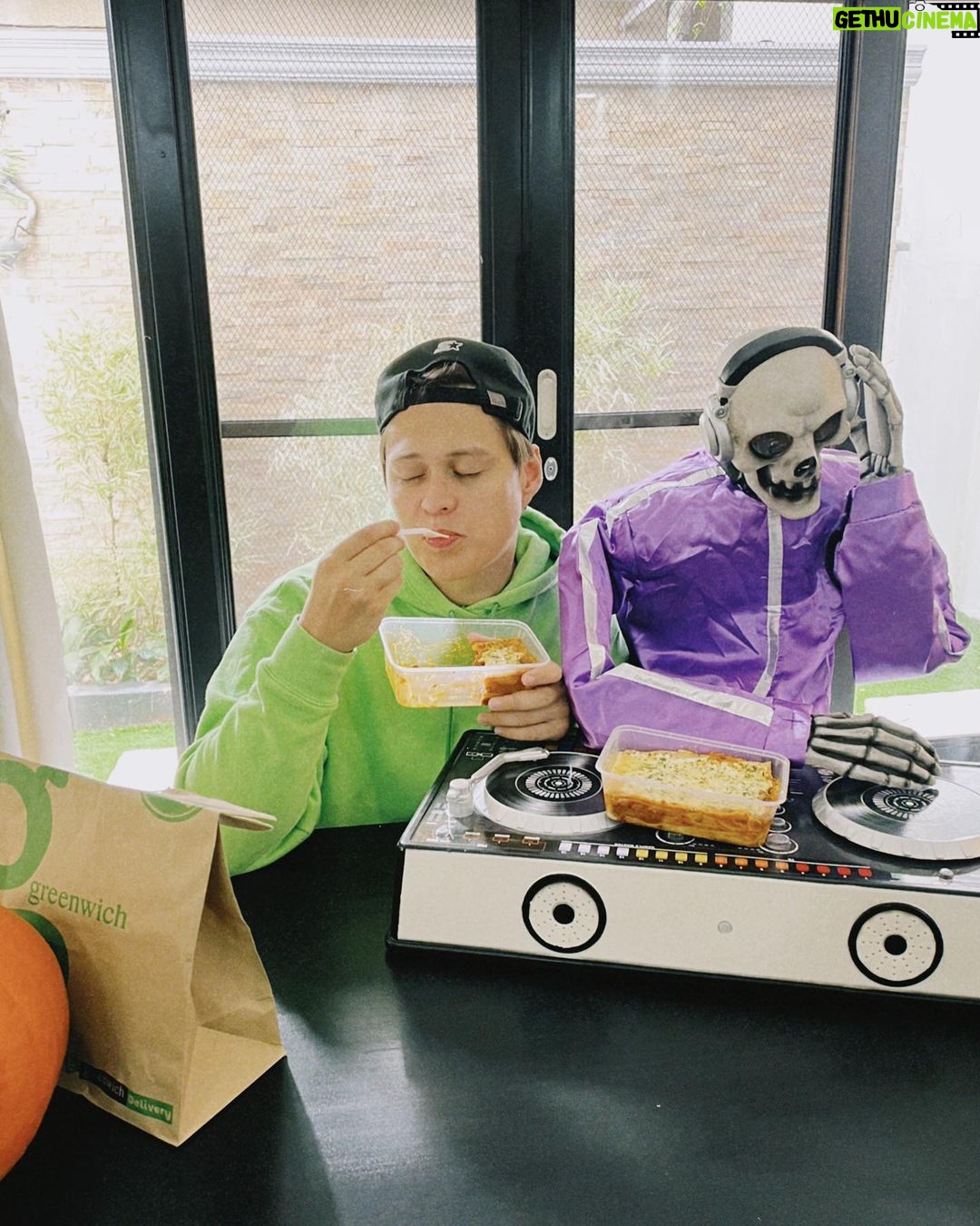 Enrique Gil Instagram - It’s the Perfect time to bond with family and friends this long weekend lalo pa’t may Greenwich Lasagna Supreme® Flash Sale! Buy 2 Lasagna Supreme® Small Pans for only P399! May savings ka pa na as much as P117! Pwedeliver na through greenwichdelivery.com, or call #5-55-55 or visit any of Greenwich’s stores nationwide. More Greenwich stores are open already for safe dining in!