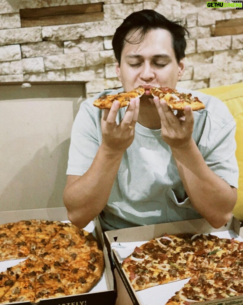 Enrique Gil Instagram - Lonely ba kapag wala kang ka-partner sa kain? It's always a good time to treat the fam! 🤑🙌 Buy 1 15” All-In Overload® and get 50% Off on 15” Cheeseburger or Cheesy Bacon & Ham Classic this September 30 to October 2. 🤤🍕🍕 Order in advance na through Take-out, call 📞 #5-55-55 or any of our stores found here: https://stores.jfc.com.ph/greenwich.html