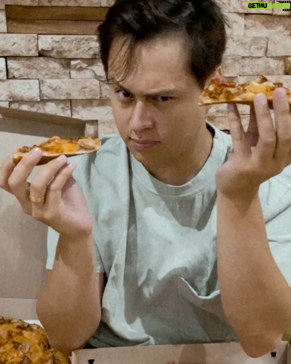 Enrique Gil Instagram - Lonely ba kapag wala kang ka-partner sa kain? It's always a good time to treat the fam! ๐ค๐ Buy 1 15โ All-In Overloadยฎ and get 50% Off on 15โ Cheeseburger or Cheesy Bacon & Ham Classic this September 30 to October 2. ๐คค๐๐ Order in advance na through Take-out, call ๐ #5-55-55 or any of our stores found here: https://stores.jfc.com.ph/greenwich.html
