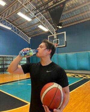 Enrique Gil Instagram - Basketball sunday! 🏀⛹️‍♂️ What makes today extra refreshing after our game is my B’lue Vitaboost with Vit. B and C. Much needed boost to my immunity especially this rainy season. 

Perfect time to get your B’lue faves at 50% off tomorrow! Available in selected convenience stores nationwide! 💙 @livetofeel_blue