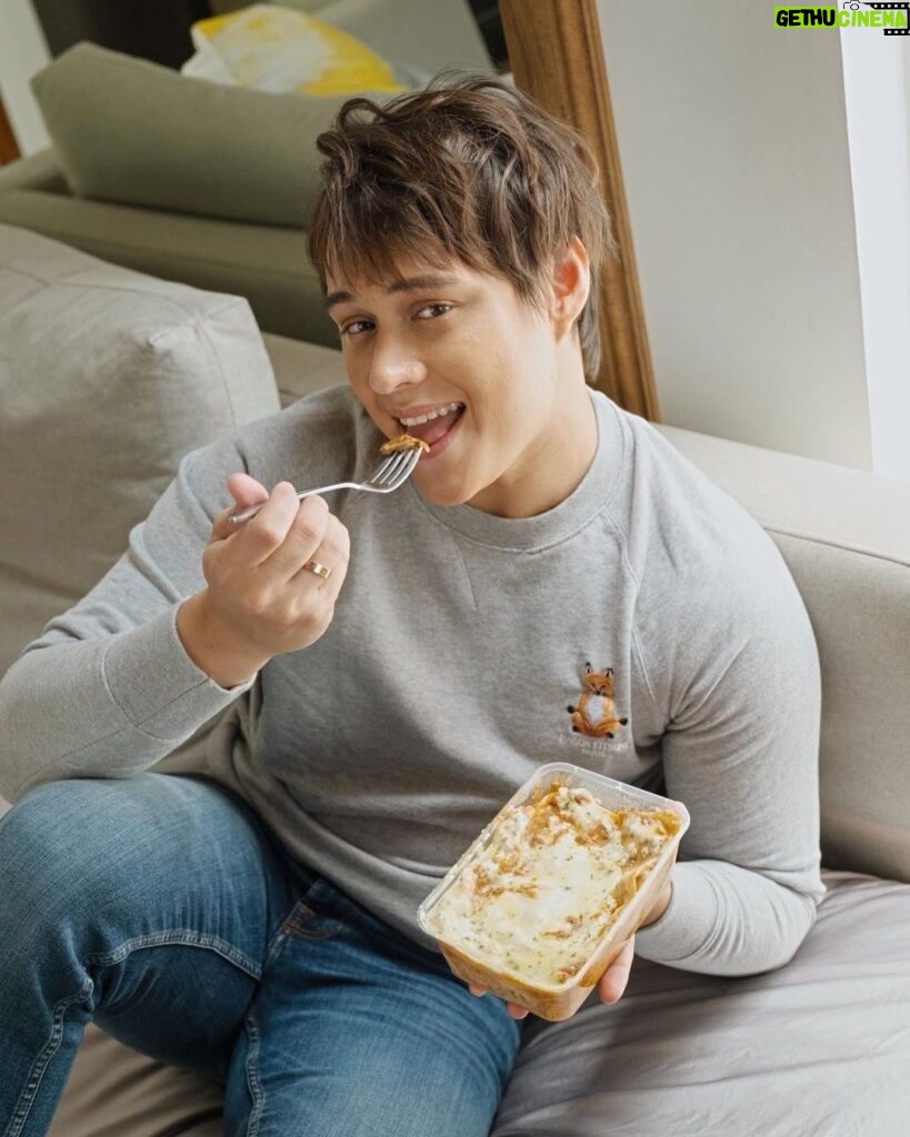Enrique Gil Instagram - Feeling cozy in this weather! Glad to have this patong-patong na sarap of the Greenwich Lasagna Supreme with me, as heartwarming as a hug or my sweater 😉 Pwedeliver na thru greenwichdelivery.com, hotline #5-55-55 or do a safe takeout in any of @greenwichpizza’s stores nationwide. #greenwichlasagna #patongpatongchallenge