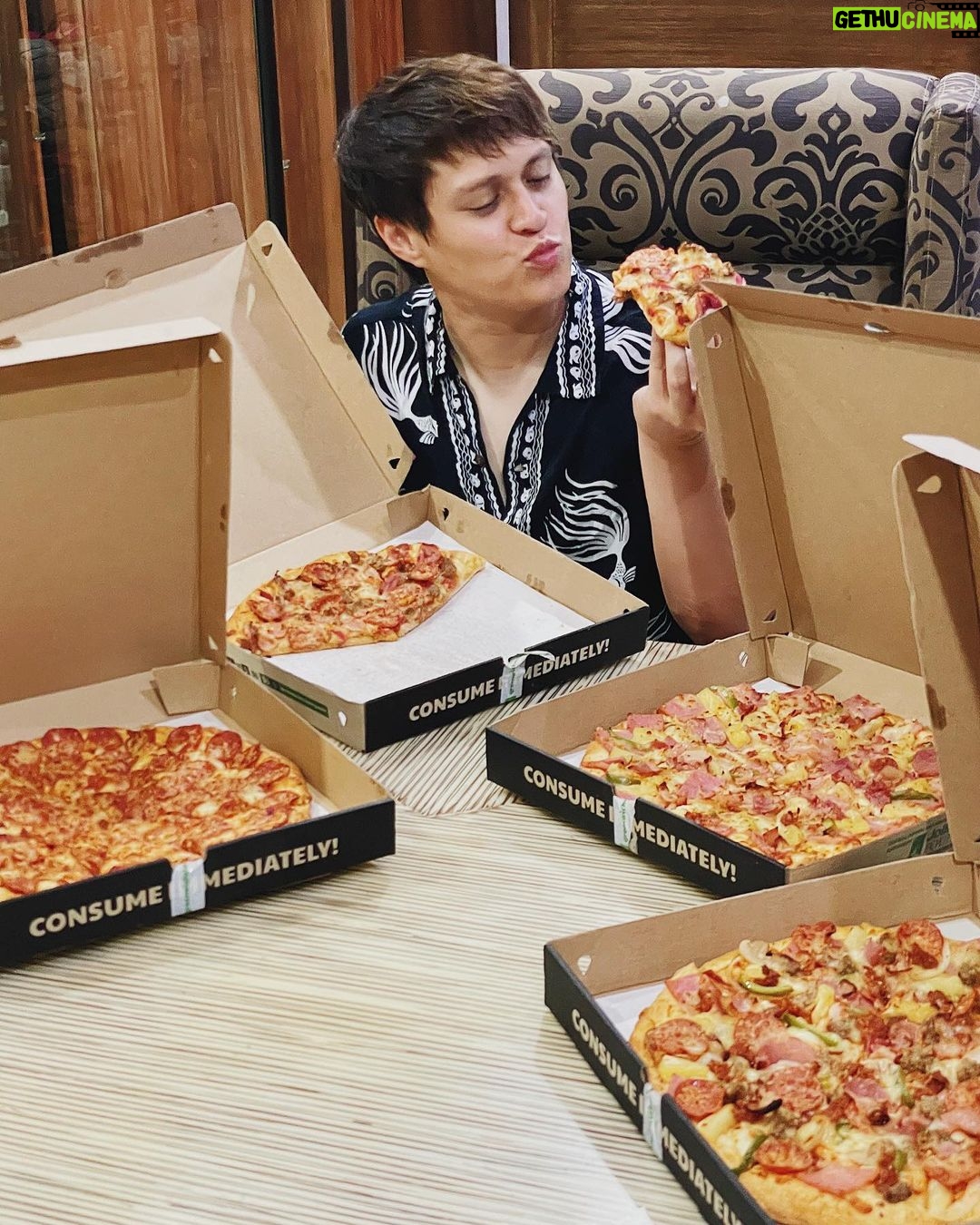 Enrique Gil Instagram - Ohh my!!!! π±π±π± What have they done!!?! Guys... THIS IS IT! To the highest level na ang cheese and toppings ng newest #ExtremeOverload pizzas ng @greenwichpizza!π₯π₯π₯ I was mind blown when I tried the four new extremified flavors β the Extreme Hawaiian Overload, Extreme All-In Overload, Extreme Pepperoni Overload and Extreme All Meat Overload! Extremely delicious talaga, mga kabarkada!!! Pwedeliver na at #5-55-55, GreenwichDelivery.com or visit any of their stores nationwide today! We only go Extreme!!! π₯π₯π₯