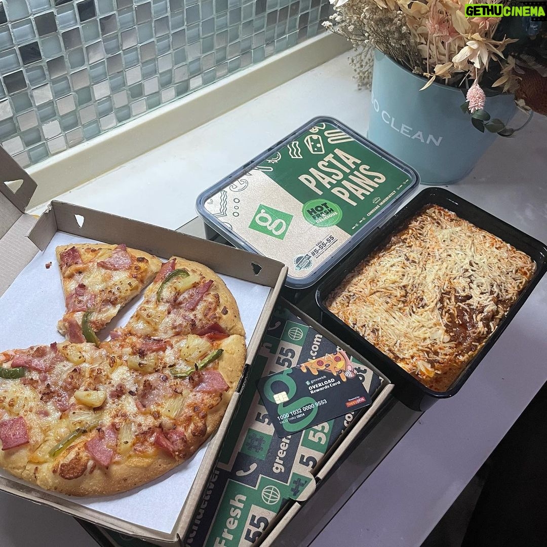 Enrique Gil Instagram - Who’s hungry?? It’s merienda time!! 🤣“Exclusive offer alert, mga kabarkada! Do you have your #OverloadRewardsCard from @greenwichpizza yet? I got my favorite 9-inch Hawaiian Overload, a regular pan of Meaty Spaghetti and 1.5L of softdrinks for only P539! Nagpa-deliver tuloy ako ng 2 bundles na perfect merienda this weekend! Valid for take-out also. With your use of Overload Rewards Card in your purchases, you also earn points that you may use to redeem free food later on and may month-long of FREE birthday treats just for you!”