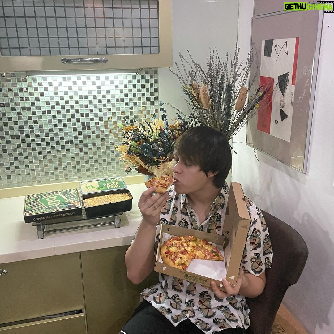 Enrique Gil Instagram - Who’s hungry?? It’s merienda time!! 🤣“Exclusive offer alert, mga kabarkada! Do you have your #OverloadRewardsCard from @greenwichpizza yet? I got my favorite 9-inch Hawaiian Overload, a regular pan of Meaty Spaghetti and 1.5L of softdrinks for only P539! Nagpa-deliver tuloy ako ng 2 bundles na perfect merienda this weekend! Valid for take-out also. With your use of Overload Rewards Card in your purchases, you also earn points that you may use to redeem free food later on and may month-long of FREE birthday treats just for you!”