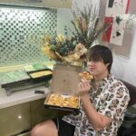 Enrique Gil Instagram - Who’s hungry?? It’s merienda time!! 🤣“Exclusive offer alert, mga kabarkada! Do you have your #OverloadRewardsCard from @greenwichpizza yet? I got my favorite 9-inch Hawaiian Overload, a regular pan of Meaty Spaghetti and 1.5L of softdrinks for only P539! Nagpa-deliver tuloy ako ng 2 bundles na perfect merienda this weekend! Valid for take-out also. With your use of Overload Rewards Card in your purchases, you also earn points that you may use to redeem free food later on and may month-long of FREE birthday treats just for you!”