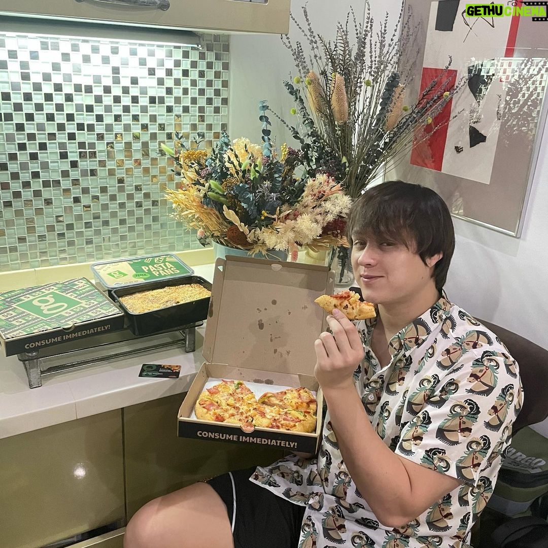 Enrique Gil Instagram - Who’s hungry?? It’s merienda time!! 🤣“Exclusive offer alert, mga kabarkada! Do you have your #OverloadRewardsCard from @greenwichpizza yet? I got my favorite 9-inch Hawaiian Overload, a regular pan of Meaty Spaghetti and 1.5L of softdrinks for only P539! Nagpa-deliver tuloy ako ng 2 bundles na perfect merienda this weekend! Valid for take-out also. With your use of Overload Rewards Card in your purchases, you also earn points that you may use to redeem free food later on and may month-long of FREE birthday treats just for you!”