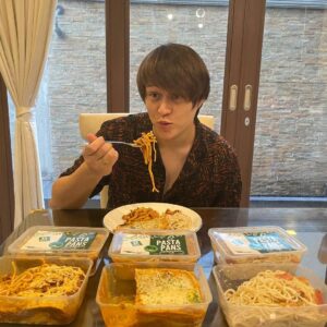 Enrique Gil Instagram - My pasta mukbang dream just came true!! And the best part it’s all for me!!🤣 haha pero pwede rin for sharing!!

Treat your fam or treat yourself and those mukbang desires! 😉💚 Dahil siguradong satisfied ang cravings at budget mo with our new Take Home Shareable Pasta!😉 Are you team Lasagna Supreme, Meaty Spaghetti or Creamy Bacon Carbonara? 

Pwedeliver na sa greenwichdelivery.com, Greenwich Barkada Messenger 📱, Call 📞#5-55-55 . Also available for take-out or pick up.👌🏻