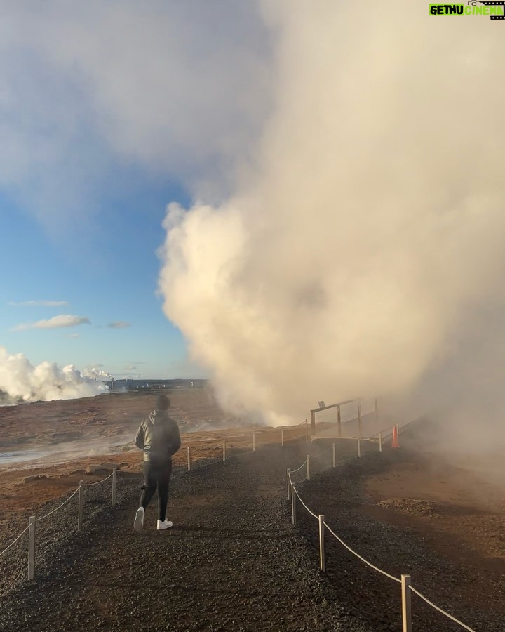 Enrique Gil Instagram - Im surfin on mars 🇮🇸 Iceland