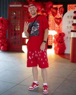 Enzo Knol Instagram - Triple Celebration Party! Drop een rode comment hier onder ❤️🎈
📸 @byanoukboonstra