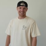 Enzo Knol Instagram - Mijn YouTube-kanaal bestaat komende vrijdag 10 jaar en dat is reden voor een feestje!🥳 Om dit bijzondere jubileum te vieren, hebben we een limited edition t-shirt ontworpen. Wees er snel bij, want dit shirt is slechts beperkt beschikbaar. Markeer in je agenda, zet een herinnering en stel je wekker in, zodat je er op tijd bij bent. Vrijdag 9 juni om 12:00 uur gaan we live! ⏰🤍