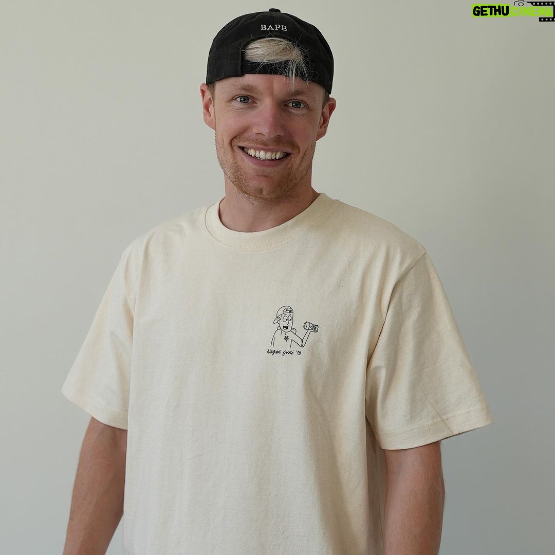 Enzo Knol Instagram - Mijn YouTube-kanaal bestaat komende vrijdag 10 jaar en dat is reden voor een feestje!🥳 Om dit bijzondere jubileum te vieren, hebben we een limited edition t-shirt ontworpen. Wees er snel bij, want dit shirt is slechts beperkt beschikbaar. Markeer in je agenda, zet een herinnering en stel je wekker in, zodat je er op tijd bij bent. Vrijdag 9 juni om 12:00 uur gaan we live! ⏰🤍