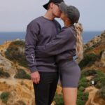 Enzo Knol Instagram - Dream team ❤️ 9 juni nieuwe collectie op de dag van mijn 10 jaar YouTube! Er komt een limited edition t-shirt van @knolpowerkleding & een paar nieuwe items van @kp_active 🤝🏼