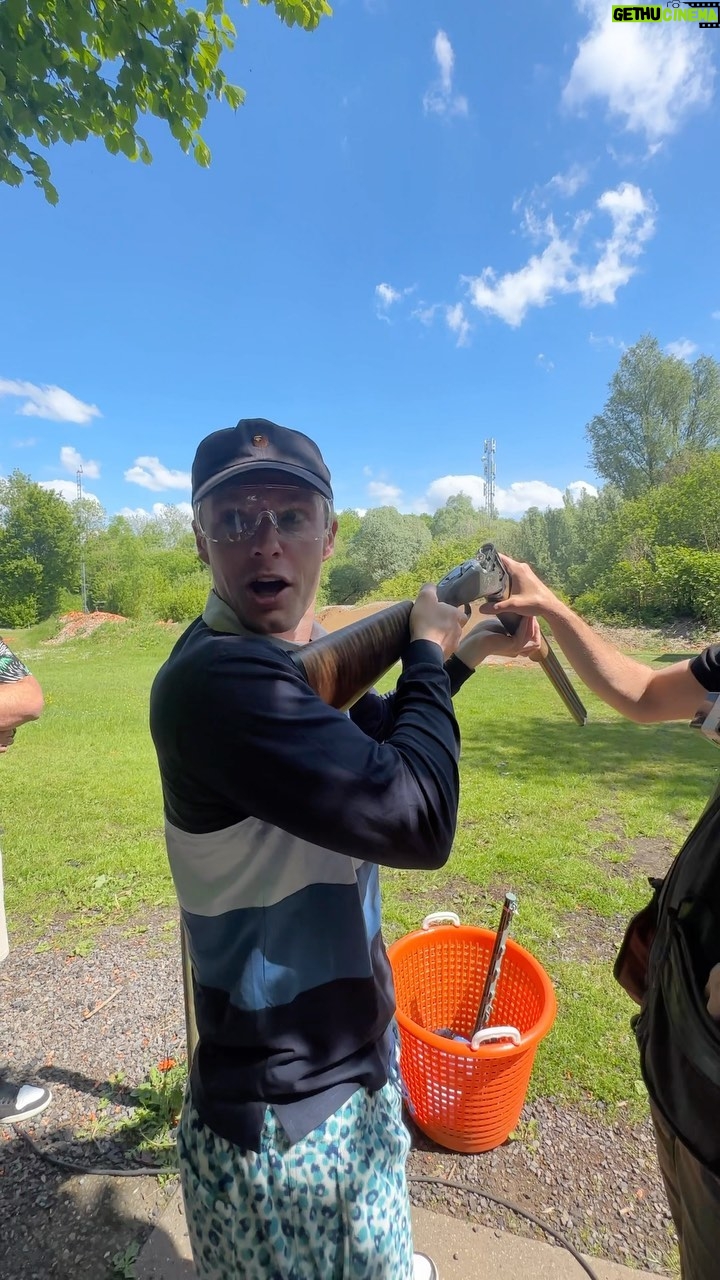 Enzo Knol Instagram - Ik heb een nieuw talent gevonden denk ik. Kleiduifschieten! Meteen 5 van de 5 raak. Ik was helemaal in shock 😂 Alle uurtjes in mijn kamer gamen waren toch nog ergens goed voor 😅 Dinsdag in de vlog 🎯