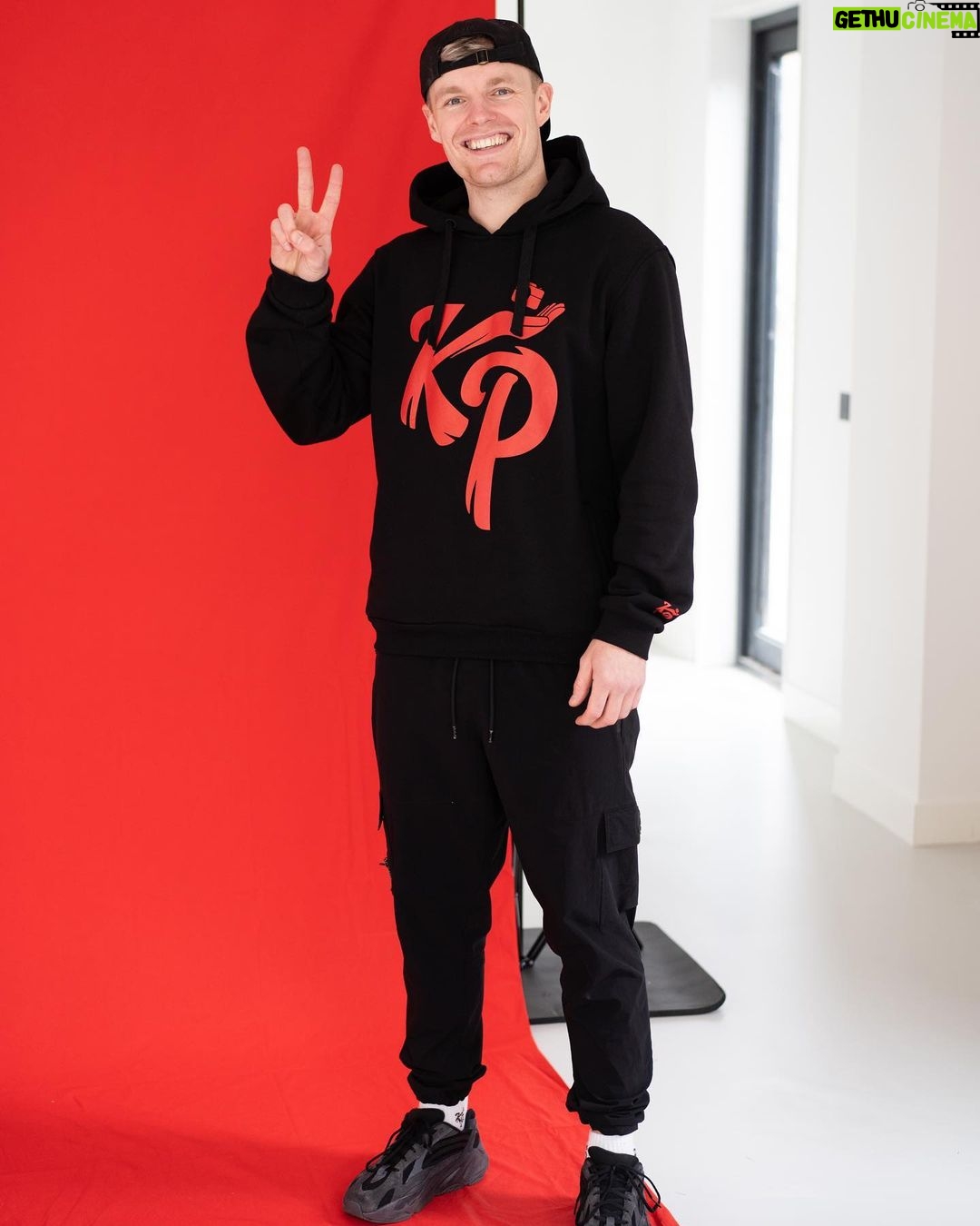 Enzo Knol Instagram - Bedankt voor een mega succesvolle lancering van knolpower.nl ✌🏼 De meeste krijgen het morgen al binnen. Want voor 15.00 besteld is dezelfde dag verzonden 🤝🏼 Deel vooral je nieuwe aankoop met @knolpowerkleding :) Vind ik leuk om te zien! #knolpowerkleding #knolpower