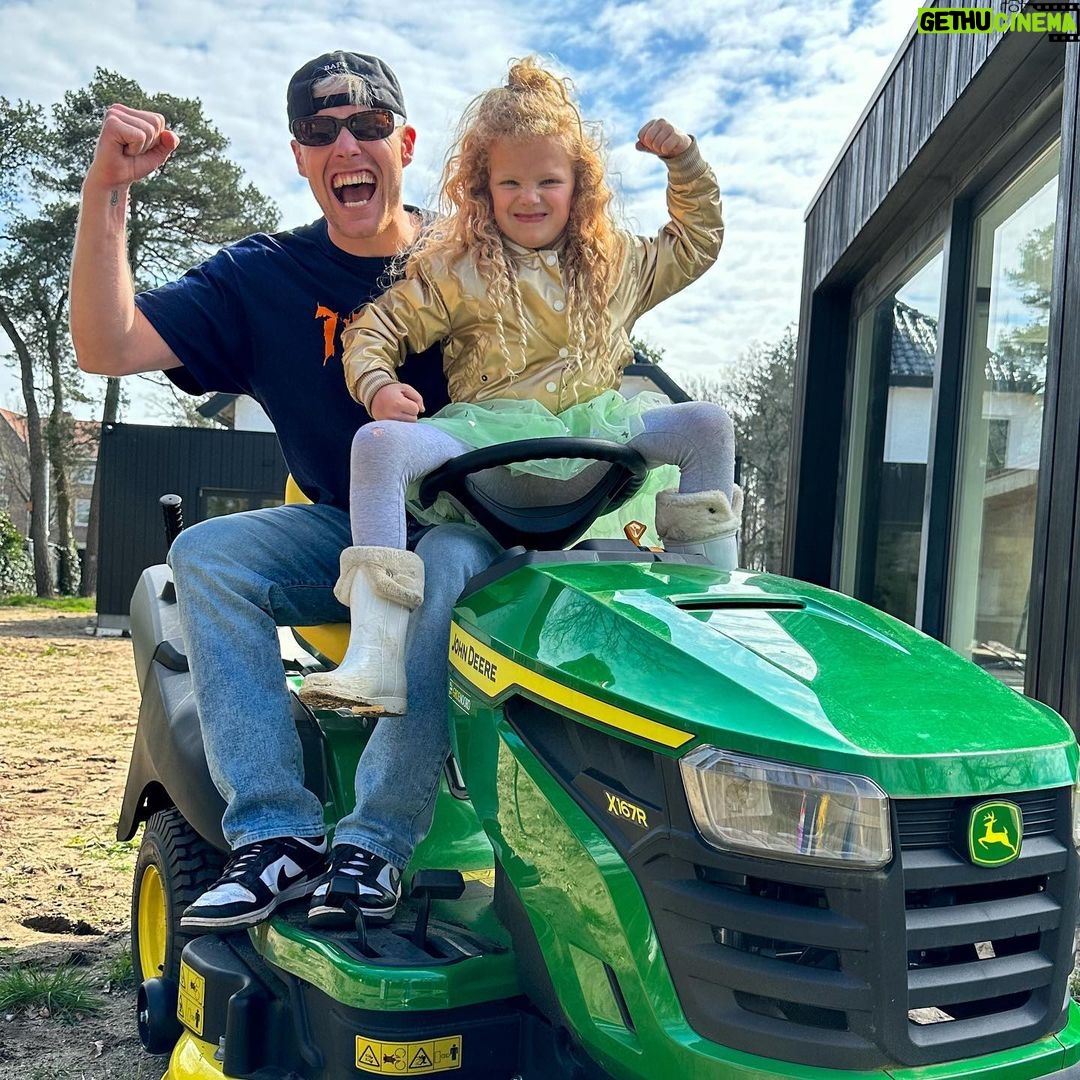 Enzo Knol Instagram - Poah dikke John Deere 💛💚