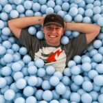 Enzo Knol Instagram - Ik vroeg vanochtend wat we konden doen in New York en color factory was een tip van 1 van jullie. Wat heb ik genoten met Myron 💖 Als jullie nog meer leuke plekjes weten? 👇🏼🇺🇸