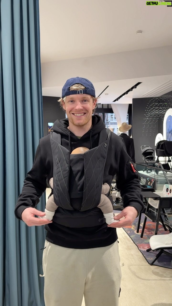Enzo Knol Instagram - Dit is op het moment mijn favoriete item voor de baby! Ik kijk er echt naar uit om hiermee rond te lopen 🥰 Bekijk de nieuwste vlog waarin we allemaal baby spullen hebben uitgekozen zoals kinderwagen, deze draagzak, zit stoeltjes & meer!