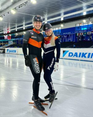 Enzo Knol Instagram - Shorttrack team Knolpower! Super leuke ochtend in Thialf. Overmorgen komt de vlog online om 16:00🤍 laat weten welke sport wij volgens jou moeten doen⬇️