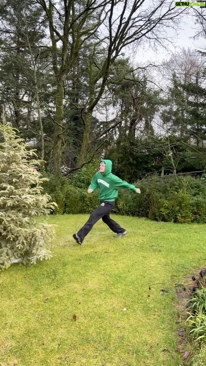 Enzo Knol Instagram - DE KERST IS VOORBIJ! WEG MET DAT DING! 😂😂😂