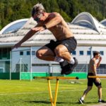 Enzo Knol Instagram - Vandaag heb ik meegetraind op de atletiekbaan! Super lekkere training & nieuwe dingen geleerd. Ontzettend gaaf om omringt te zijn door topsporters in zo’n mooie omgeving ❤️ Inzell