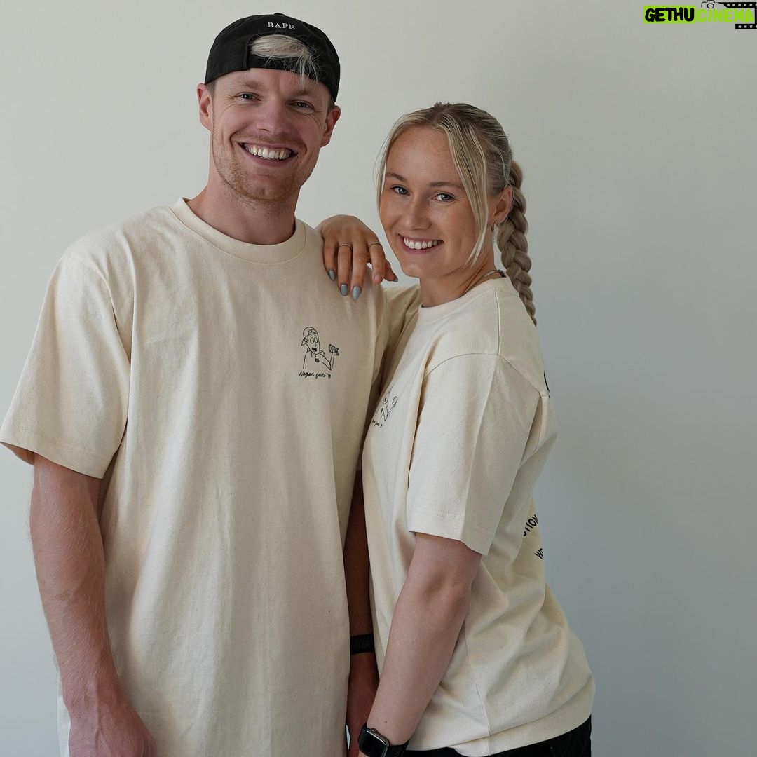 Enzo Knol Instagram - 10 jaar YouTube jubileum!! Limited edition shirt staat online op knolpower.nl ✌🏼 Vandaag een hele speciale vlog online! De langste die ik ooit heb gemaakt. Ben er super zenuwachtig voor. Benieuwd wat jullie ervan gaan vinden…. 🥹