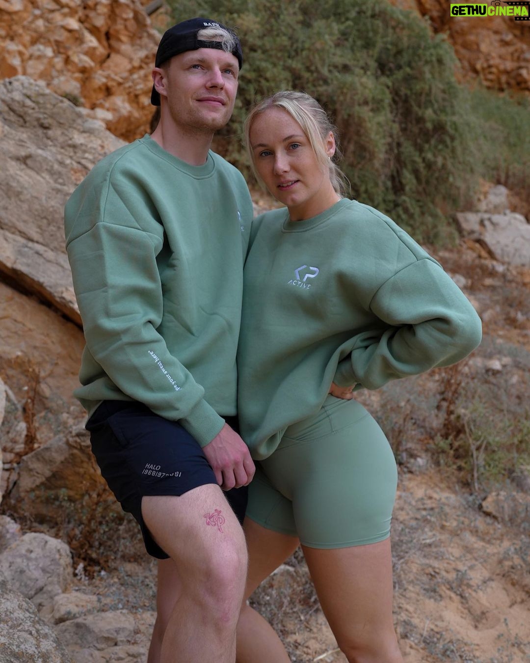 Enzo Knol Instagram - Dream team ❤️ 9 juni nieuwe collectie op de dag van mijn 10 jaar YouTube! Er komt een limited edition t-shirt van @knolpowerkleding & een paar nieuwe items van @kp_active 🤝🏼