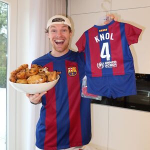 Enzo Knol Instagram - Mooiste nieuws van 2023 is by far onze mini Knol 🩵👶🏼
Bedankt voor een prachtig jaar iedereen! ✨